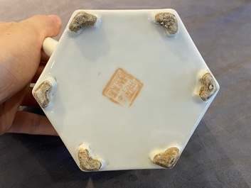 Een Chinese hexagonale qianjiang cai theepot, gesigneerd en met zegelmerk van Luo Zhonglin 羅仲林, 19/20e eeuw