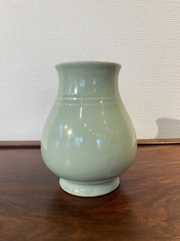 Vase de forme 'hu' en porcelaine de Chine &agrave; &eacute;mail c&eacute;ladon, marque de Qianlong, 19/20&egrave;me