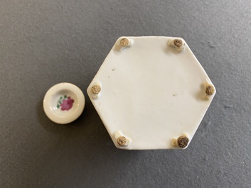 Th&eacute;i&egrave;re couverte de forme hexagonale en porcelaine de Chine famille rose &agrave; d&eacute;cor Wu Shuang Pu, 19&egrave;me