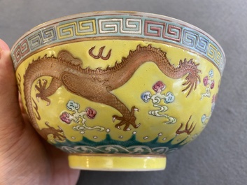 Bol en porcelaine de Chine famille rose &agrave; fond jaune, marque et &eacute;poque de Guangxu