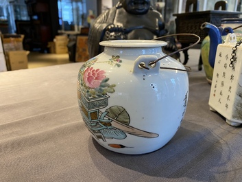 Een Chinese qianjiang cai theepot met decor van antiquiteiten, gesigneerd Dai Yucheng 戴裕成, gedateerd 1895