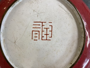 Een Chinees bord met fluitspelers in Canton email met robijnrode achterkant, Yongzheng