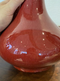 Vase de forme bouteille en porcelaine de Chine &agrave; &eacute;mail langyao, 18/19&egrave;me