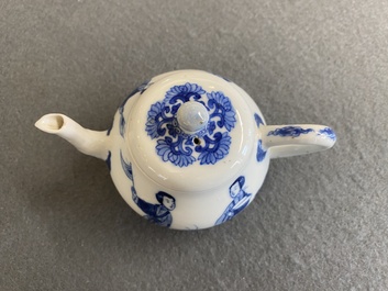 Th&eacute;i&egrave;re couverte en porcelaine de Chine en bleu et blanc &agrave; d&eacute;cor des 'Longues dames', marque de Chenghua, Kangxi