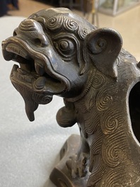 Br&ucirc;le-parfum couvert en bronze en forme d'un Luohan sur un lion bouddhiste, Chine, fin Ming/d&eacute;but du Qing