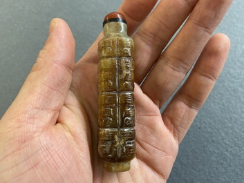 Tabati&egrave;re de forme 'cong' en jade c&eacute;ladon tach&eacute; de rouille, Chine, probablement Qing