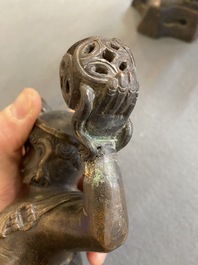 Een Chinese bronzen wierookbrander in de vorm van een Luohan op een boeddhistische leeuw, late Ming/vroege Qing