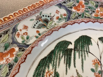 Trois grands plats de forme octogonale en porcelaine de Chine famille verte, Kangxi