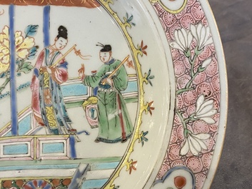 Een paar Chinese famille rose 'Xi Xiang Ji' borden, Yongzheng