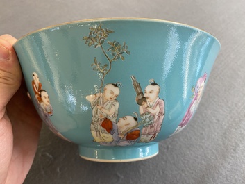 Bol en porcelaine de Chine famille rose &agrave; d&eacute;cor de gar&ccedil;ons sur fond turquoise, marque de Qianlong, 20&egrave;me