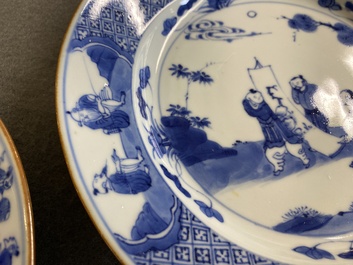 Een paar Chinese blauw-witte borden met geleerden, Kangxi