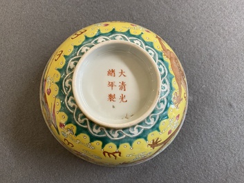 Bol en porcelaine de Chine famille rose &agrave; fond jaune, marque et &eacute;poque de Guangxu