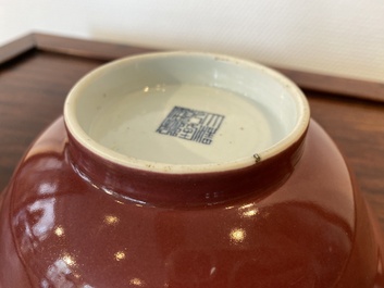 Een Chinese monochrome leverrode kom, Qianlong merk en periode
