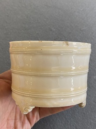 Br&ucirc;le-parfum tripod en porcelaine blanche de Dehua, Chine, 18&egrave;me
