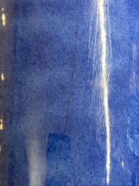 Een Chinese poederblauwe vaas met koperen montuur, Xuande merk, Kangxi