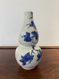 Vase de forme double gourde en porcelaine de Chine en bleu et blanc, 19&egrave;me