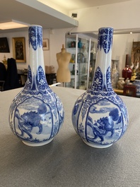 Een paar Chinese blauw-witte flesvormige vazen met mythische dieren, 19e eeuw