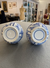 Paire de vases de forme bouteille en porcelaine de Chine en bleu et blanc &agrave; d&eacute;cor d'animaux mythiques, 19&egrave;me
