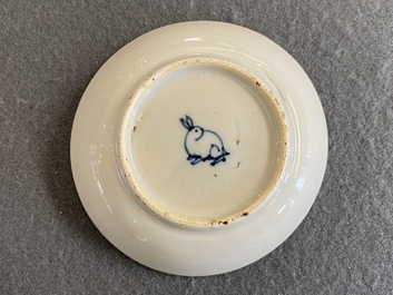 Een Chinees blauw-wit schoteltje met een fazant achter een rots, 'konijn' merk, Wanli