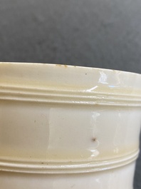 Br&ucirc;le-parfum tripod en porcelaine blanche de Dehua, Chine, 18&egrave;me