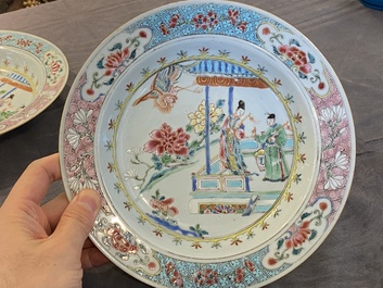 Paire d'assiettes en porcelaine de Chine famille rose &agrave; d&eacute;cor 'Xi Xiang Ji', Yongzheng