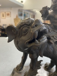 Br&ucirc;le-parfum couvert en bronze en forme d'un Luohan sur un lion bouddhiste, Chine, fin Ming/d&eacute;but du Qing