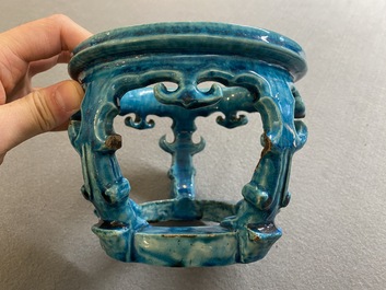 Een Chinees monochroom turquoise-geglazuurd ornament voor een vissenkom, Kangxi