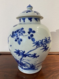 Vase couvert en porcelaine de Chine en bleu et blanc, &eacute;poque Transition