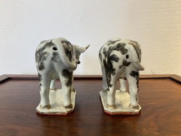 Paire de vaches en porcelaine de Chine de la Compagnie des Indes pour le march&eacute; hollandais d'apr&egrave;s des mod&egrave;les en fa&iuml;ence de Delft, Qianlong