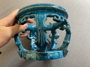 Ornement d'aquarium ajour&eacute; en porcelaine de Chine en turquoise monochrome, Kangxi