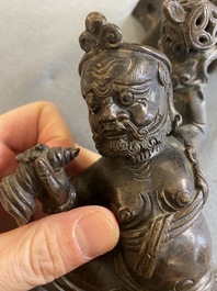 Br&ucirc;le-parfum couvert en bronze en forme d'un Luohan sur un lion bouddhiste, Chine, fin Ming/d&eacute;but du Qing