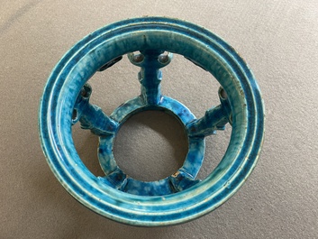 Ornement d'aquarium ajour&eacute; en porcelaine de Chine en turquoise monochrome, Kangxi