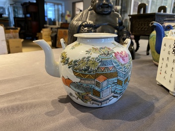 Een Chinese qianjiang cai theepot met decor van antiquiteiten, gesigneerd Dai Yucheng 戴裕成, gedateerd 1895