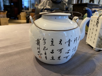 Een Chinese qianjiang cai theepot met decor van antiquiteiten, gesigneerd Dai Yucheng 戴裕成, gedateerd 1895