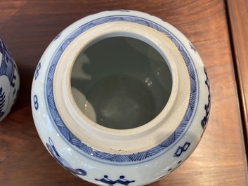 Een paar Chinese blauw-witte potten met decor van antiquiteiten, Kangxi