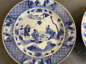 Paire d'assiettes en porcelaine de Chine en bleu et blanc &agrave; d&eacute;cor de sages, Kangxi