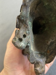 Een Chinese bronzen wierookbrander in de vorm van een Luohan op een boeddhistische leeuw, late Ming/vroege Qing