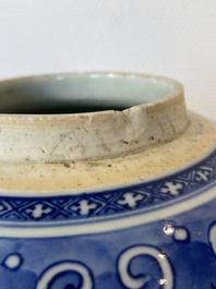 Pot en porcelaine de Chine en bleu et blanc &agrave; d&eacute;cor de rinceaux de lotus, Qianlong