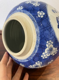 Pot couvert en porcelaine de Chine en bleu et blanc &agrave; d&eacute;cor d'antiquit&eacute;s, Kangxi