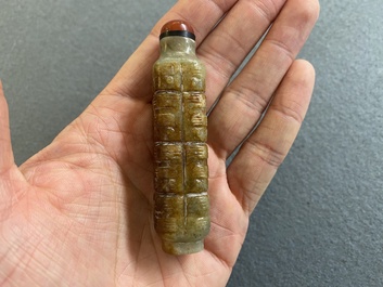 Een Chinese celadon-roest jade 'cong' snuiffles, wellicht Qing