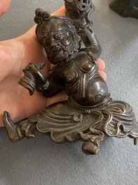 Een Chinese bronzen wierookbrander in de vorm van een Luohan op een boeddhistische leeuw, late Ming/vroege Qing