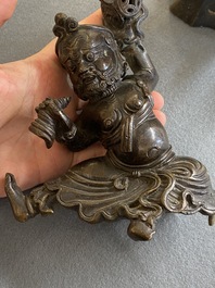 Br&ucirc;le-parfum couvert en bronze en forme d'un Luohan sur un lion bouddhiste, Chine, fin Ming/d&eacute;but du Qing