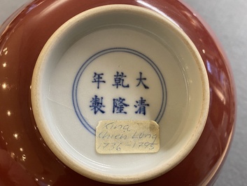 Een Chinese monochrome koperrode kom, Qianlong merk maar wellicht later