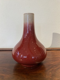 Vase de forme bouteille en porcelaine de Chine &agrave; &eacute;mail langyao, 18/19&egrave;me