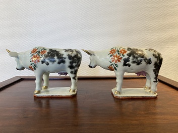 Paire de vaches en porcelaine de Chine de la Compagnie des Indes pour le march&eacute; hollandais d'apr&egrave;s des mod&egrave;les en fa&iuml;ence de Delft, Qianlong