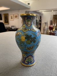 Tr&egrave;s beau vase en &eacute;maux cloisonn&eacute;s &agrave; fond turquoise, Chine, Qianlong
