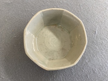 Lave-pinceaux de forme octogonale en porcelaine c&eacute;ladon de Cor&eacute;e, probablement Goryeo, 14/15&egrave;me