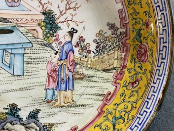 Assiette en &eacute;maux de Canton &agrave; d&eacute;cor 'san niang jiao zi', marque de Shang Xin 賞心, Qianlong