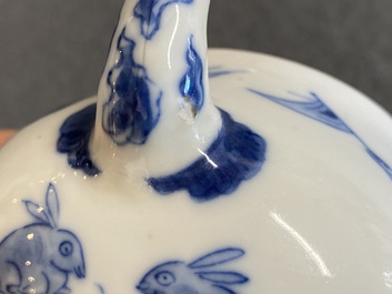 Een Chinese blauw-witte 'Lange Lijzen' theepot met deksel, Chenghua merk, Kangxi