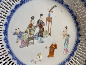 Een Chinees famille rose 'san niang jao zi' bord met opengewerkte rand, Qianlong